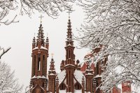 Šv.Onos bažnyčios bokštai sniege